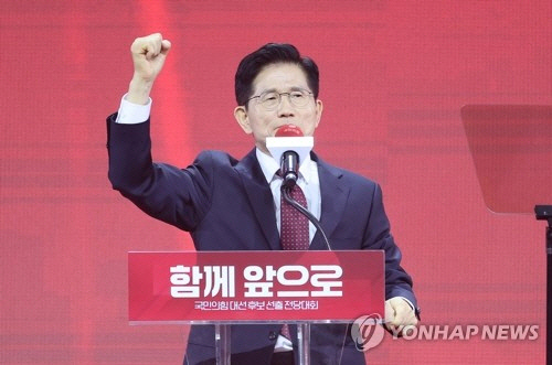 국민의힘 대선 후보로 선출된 김문수 후보가 3일 경기 고양시 킨텍스에서 열린 국민의힘 전당대회에서 수락 연설을 하고 있다.   [연합뉴스]